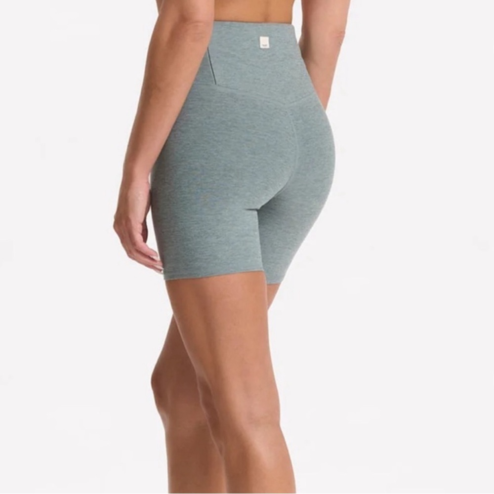 NWT Vuori Clean Elevation Shorty in Stormy  Heather